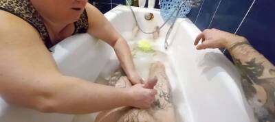 Stepmom washes me in the bathroom and jerks off my cock - Russia on vidfreenow.com