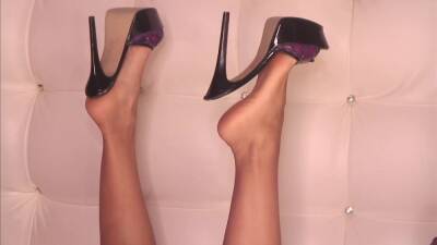 Lola_Bloom dangling her sexy mules on vidfreenow.com