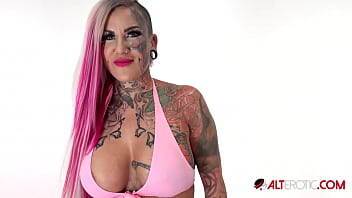 Evilyn Ink gets lubed up and rides the tremor on vidfreenow.com