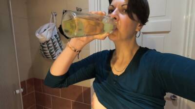 Girlfriend Drinks Her Own Pee From Bottle on vidfreenow.com