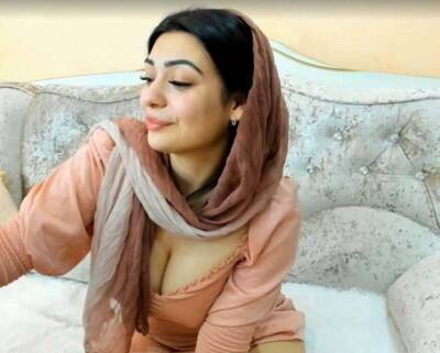 Busty Arab Girl Shows Her Hairy Pussy on vidfreenow.com