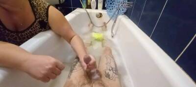 Stepmom washes me in the bathroom and jerks off my cock - Russia on vidfreenow.com