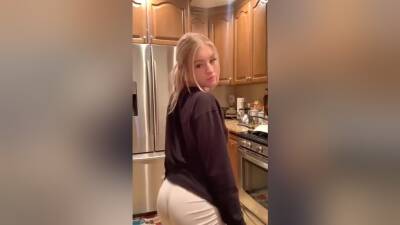 Hot Blonde Jiggling Her Ass In The Kitchen on vidfreenow.com