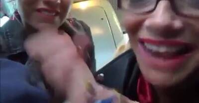 Zwei Schlampen geben mir im Bus Gruppen-Blowjob on vidfreenow.com