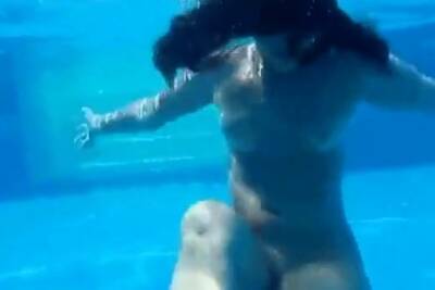 Curvy pawg strips and shakes her big booty underwater on vidfreenow.com