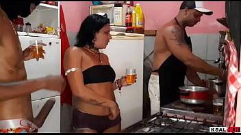 Em quanto Mike Hot estar na Cozinha fazendo comida, a puta da Danny Hot estar sendo fodida firme pelo dotado e faz ela gozar muito - Brazil on vidfreenow.com