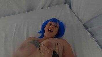 Sexy Bitch fingers and gets fucked on vidfreenow.com