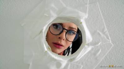 Tight woman tries gloryhole perversions on cam on vidfreenow.com