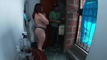 Repartidor afortunado se folla a una puta madura de culo grande cuando llega a su casa a vender comidas rapidas on vidfreenow.com