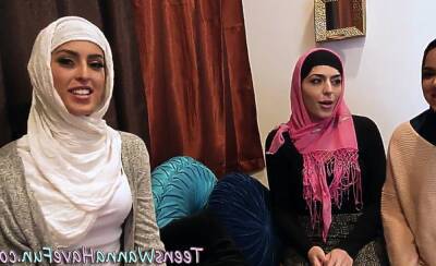 Real teens in hijabs on vidfreenow.com