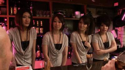 Asiatischer Gruppensex im Bierzelt on vidfreenow.com