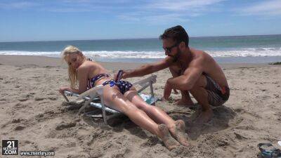 Sexy nude blonde gets intimate by the beach in quite the action on vidfreenow.com