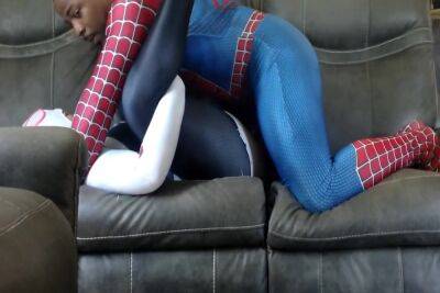 Spidey Man Pounds Gwen Gwen Pussy On Living Room Couch 14 Min With Gwen Stacy on vidfreenow.com