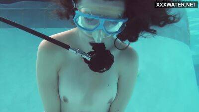 Hot Underwater Babe Emi The Mermaid on vidfreenow.com