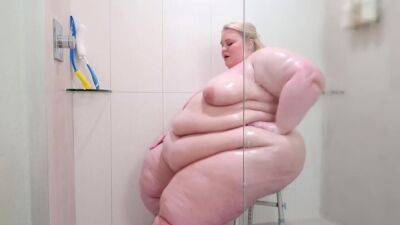 Ssbbw Showering Her Folds And Curves on vidfreenow.com