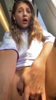 Thot Plays With Herself On Bus on vidfreenow.com