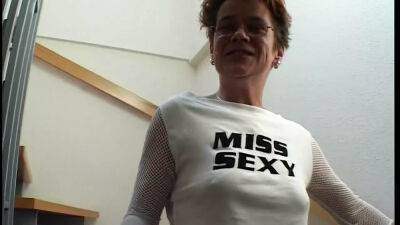 Berliner Oma mit enger Pussy und dem Monster Dildo on vidfreenow.com