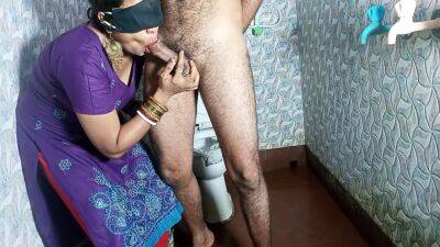 Maa Ne Bete Ko Bathroom Me Bra-panty Se Land Hilate Pakda Fir Apni Choot Chudayi on vidfreenow.com