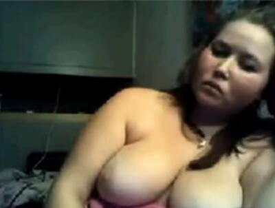 Chubby chick showing her tits on webcam on vidfreenow.com