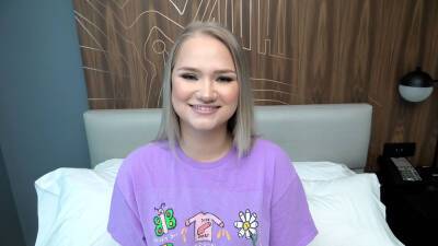 Blonde teen with a fat ass gives a sloppy BJ on vidfreenow.com