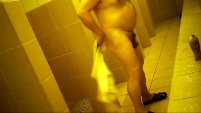 Naked men in public pool shower on vidfreenow.com