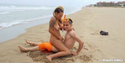 Inked hussy Lola Emme fucks horny dude on the beach on vidfreenow.com