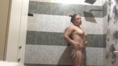 Rubia Culona Tatuada Se Ducha Luego Del Colegio on vidfreenow.com