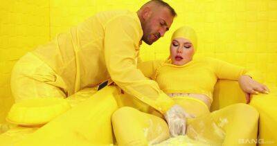 Yellow kinks in smashing latex fetish for a pretty slutty MILF on vidfreenow.com