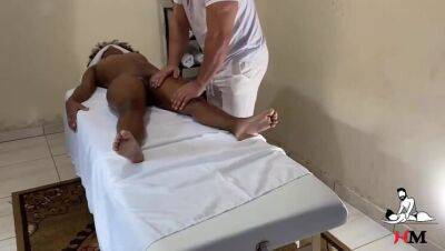 Masseur films hidden hot black woman during massage on vidfreenow.com