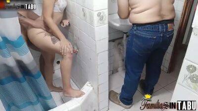 Sexo Duro - Morena Mamada Polla Y Perrito En El Bano Con Hermanastra on vidfreenow.com