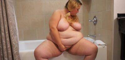 Plumps Sexy BBW Bathtub Scene With Butt Plug on vidfreenow.com