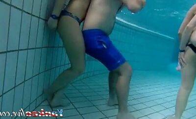 Girsl underwater at pool amateur on vidfreenow.com