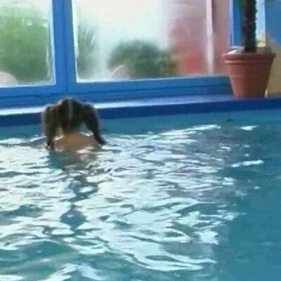 Crazy young girl fucked in the swimming pool on vidfreenow.com