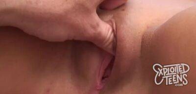 Shaved Cunt Close-up XXX With Brunette Amateur Teen And Shaved Pussy on vidfreenow.com