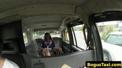 Ebony taxi passenger seduces cabbie to fuck on vidfreenow.com