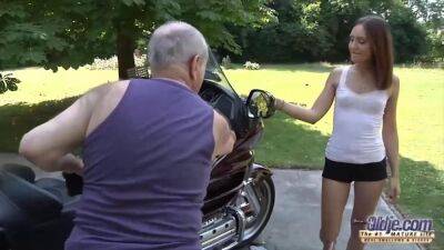 Insatiable granddad is penetrating a new teenage mega-slut in the middle of the day, in the street on vidfreenow.com