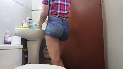 I spy on my peeing. on vidfreenow.com