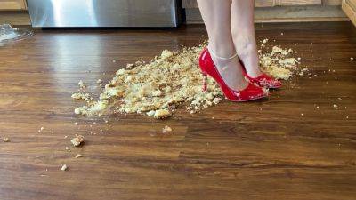 Cake Crush With Bare Feet And Heels 1080p 30fps H264 128kbi on vidfreenow.com