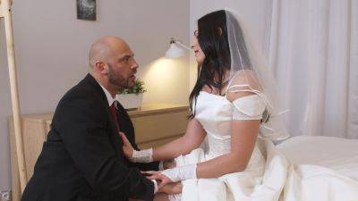 Brunette bride gets intimate with the father-in-law right on her wedding day on vidfreenow.com