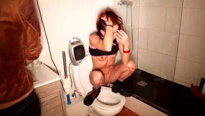 She can't wait for the toilette while they are in a party on vidfreenow.com