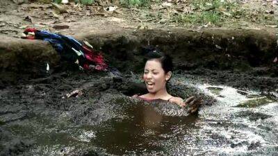 Chelle, Exploring a Bog - Philippines on vidfreenow.com