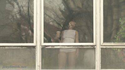 Jeny Smith teasing the strangers thru the window - Russia on vidfreenow.com