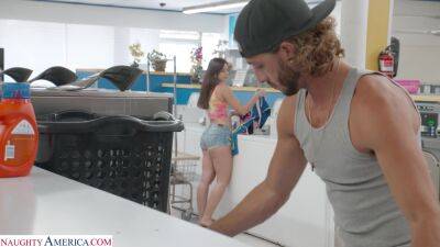 Stunning beauty attains very loud orgasm after meeting this dude at the laundromat on vidfreenow.com