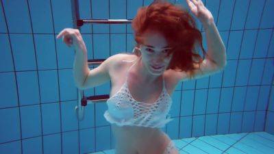 Underwater Hottest Babe Zelenkina Swims on vidfreenow.com