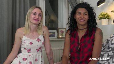 Lesbische Amateurmadels haben Sexy-Spa miteinander - Blonde and ebony in interracial lesbian sex - Germany on vidfreenow.com