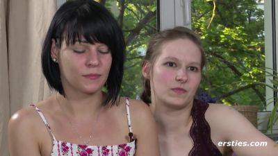 Wollustige Madels probieren ungewïhnliche Toys aus - Big tits German brunette lesbians - Germany on vidfreenow.com