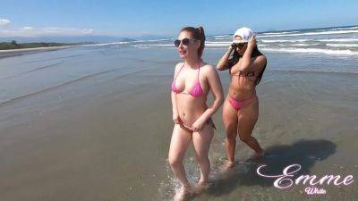 Amigas Que Adoram Uma Putaria! Elas Nao Resistem E Se Chupam Em Praia Publica on vidfreenow.com