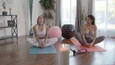 Sporty chicks turn their morning yoga practice in seductive cunnilingus oral on vidfreenow.com