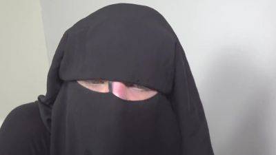 Muslim babe gets given a special gift - Czech Republic on vidfreenow.com