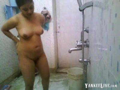 Stupid Bengla Desi Boy Setup Cam Not Elder Sisters Bath - India on vidfreenow.com